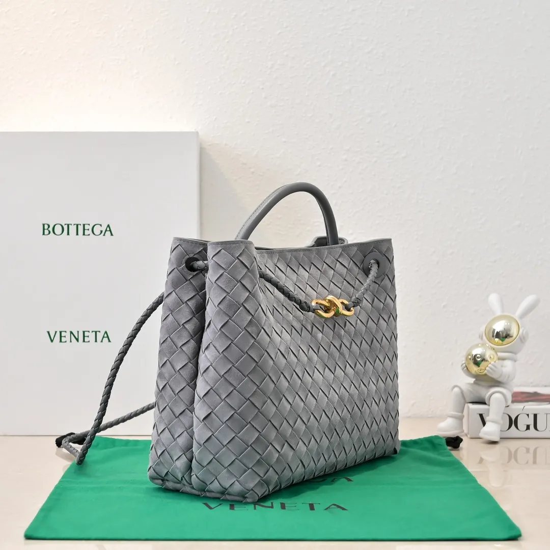 Batch 2360 BV new Andiamo is shipped‼ ️Really popular🔥The new Andiamo woven handbag launched by Bottega Veneta this season is really popular all over the world! ! Celebrities at home and abroad have worn it, and Oscar-winning actress Michelle Yeoh has taken it out on the street. Song Jia, Trai Yara, Yu Feihong, Sanji Ayaka, Rosie Hunting-Whiteley, Yoshioka Riho, etc. have all picked up this bag. It is classic and versatile, showing off its temperament, and the bag capacity is also large, which is very convenient for daily commuting! ! A variety of carrying methods, the shoulder straps can be adjusted by yourself, the original lambskin feels soft and delicate, and the unisex style breaks gender boundaries and brings a more practical and longer-lasting use experience. Andiamo, which has both elegant and casual styles, perfectly interprets the true appearance of "fashionable old money style". Style number: 8463 Size: 32*24*12